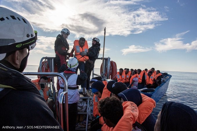 خفر السواحل الليبي يأمر بعودة 90 مهاجرا على متن قارب مهدد بالغرق