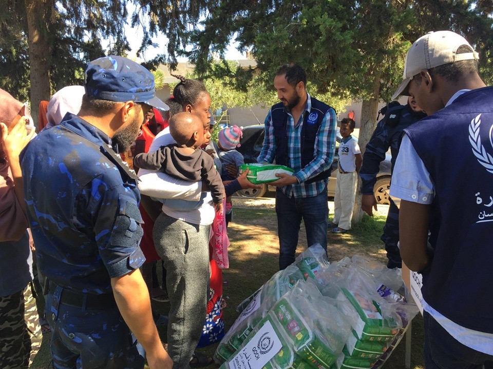 مؤسسة قدرة توزع مساعدات تموينية لمركز إيواء المهاجرين في السبعة