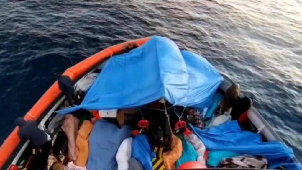 سفينة "أوبن آرمز": أكثر من 360 مهاجرا يبحثون عن ميناء آمن 