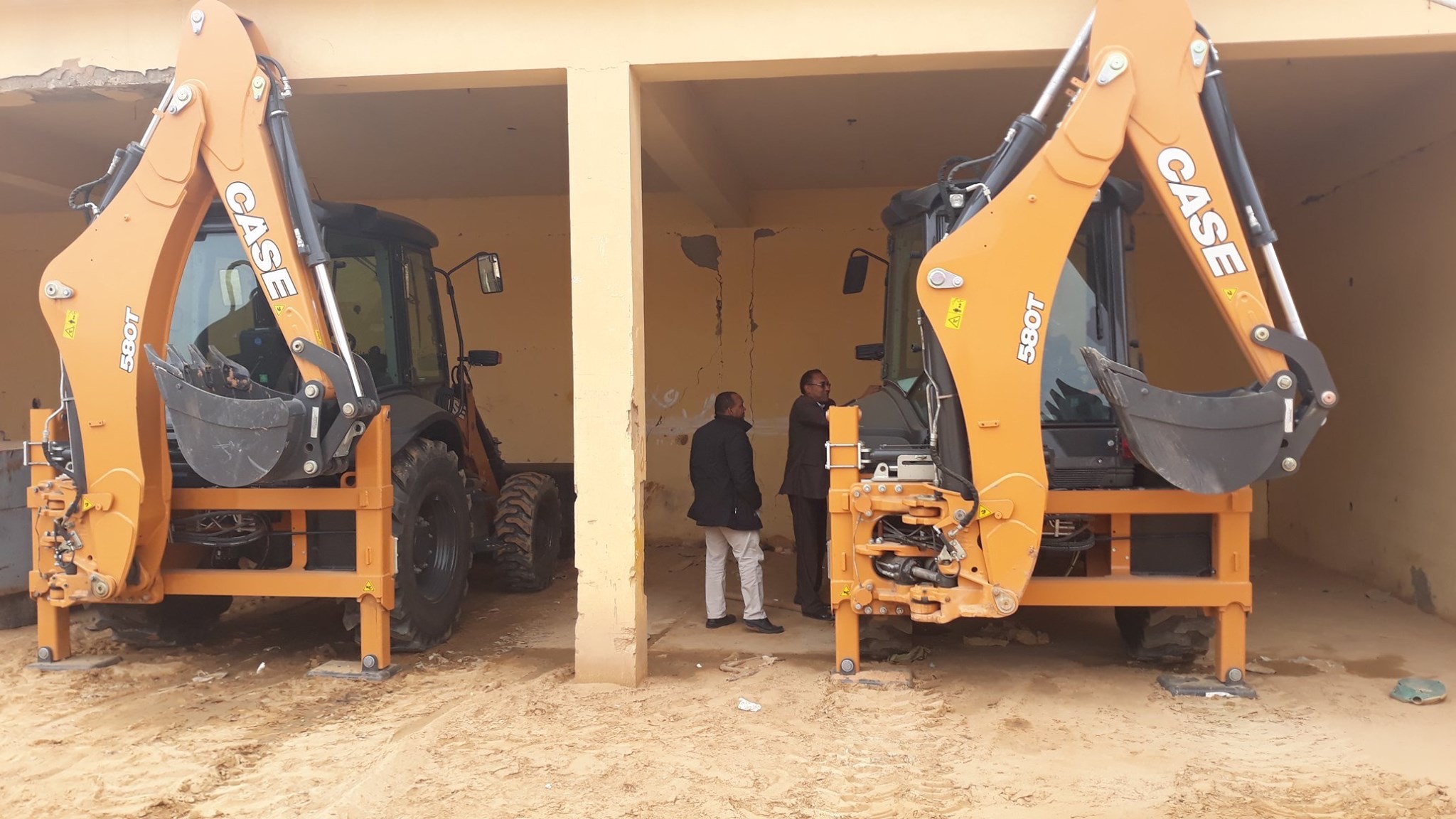 صندوق الأمم المتحدة الإنمائي يسلم 4 جرافات لإصلاح الأنابيب وشبكات الصرف الصحي بغات