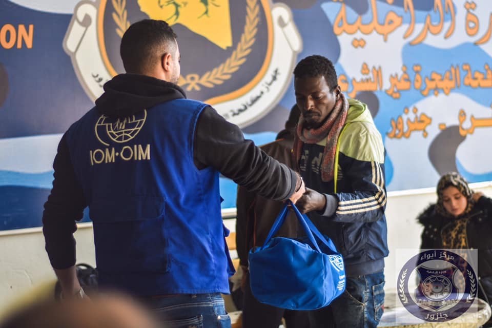 جهاز الهجرة فرع جنزور يقوم بتوزيع مستلزمات شخصية للمهاجرين