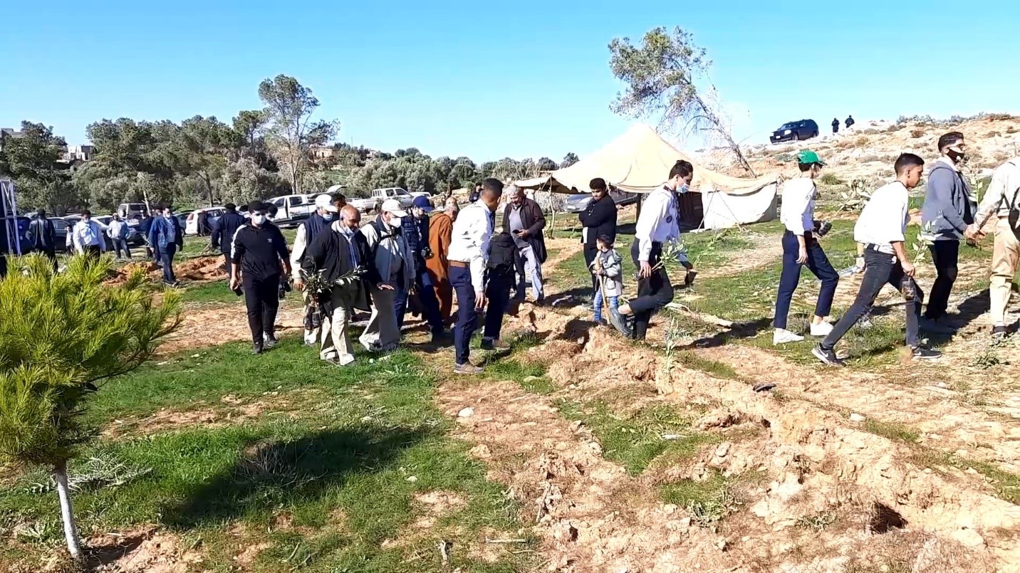 انطلاق حملة تشجير في بلدية الخمس تحت شعار (نغرس شجرة نبني وطنا)