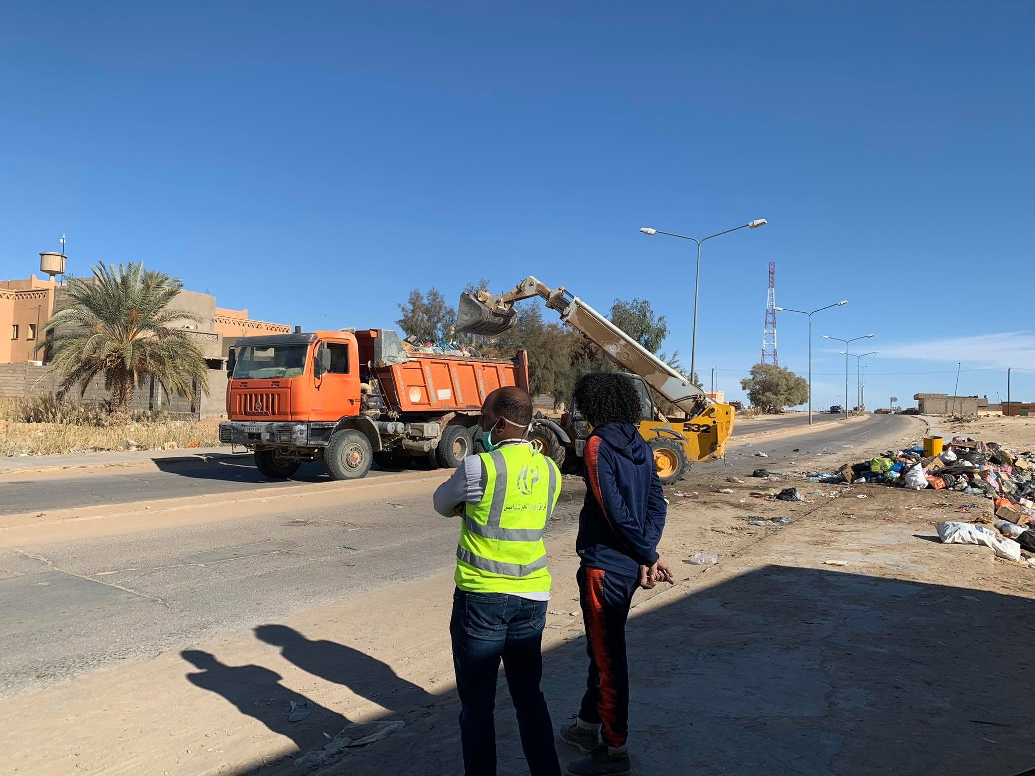 فريق رواد الخير بغدامس يطلق حملات تطوعية لإزالة القمامة وترميم الطرقات