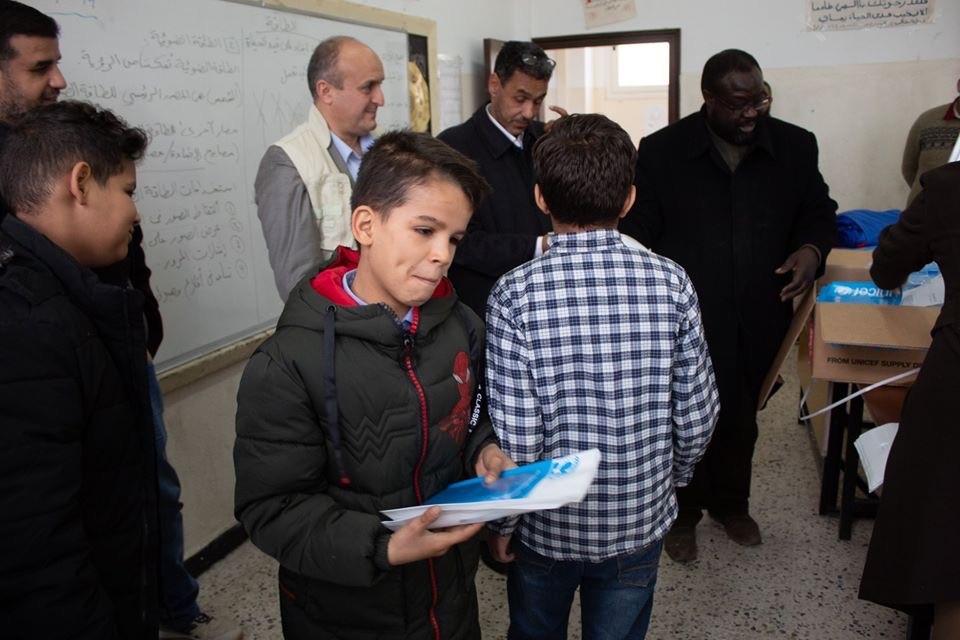 اليونيسف توزع حقائب مدرسية على 5000 طالب وطالبة في بنغازي 