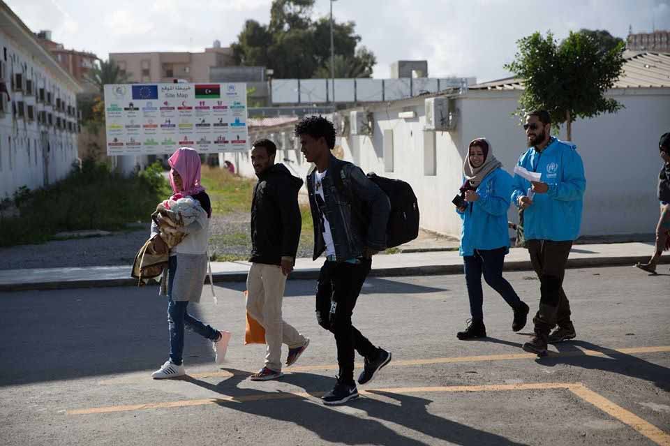 المفوضية السامية تعلن إجلاء 72 لاجئا من ليبيا وإعادة توطينهم في النرويج