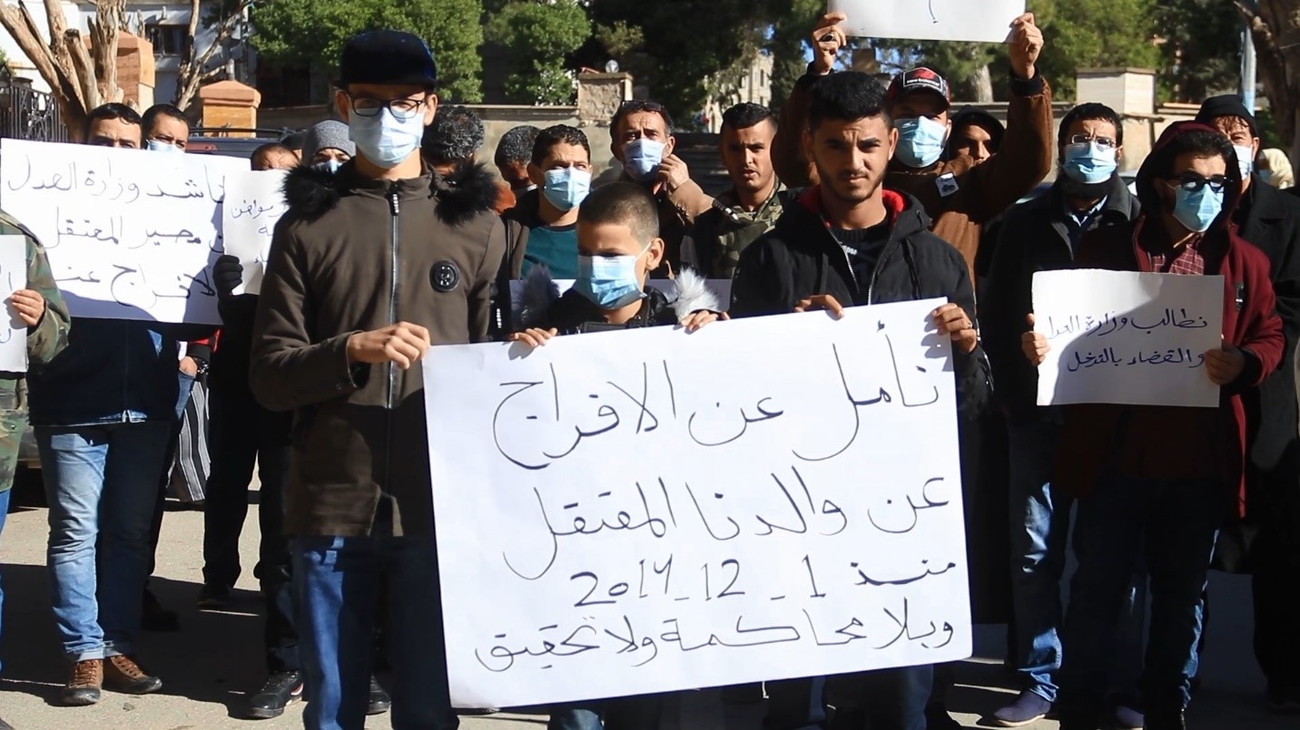 أهالي يفرن ينظمون وقفة احتجاجية للمطالبة بالإفراج عن المواطن عبد المنعم العياشي