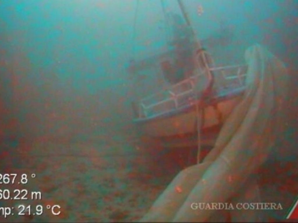 إيطاليا تعلن العثور على حطام قارب المهاجرين المفقود